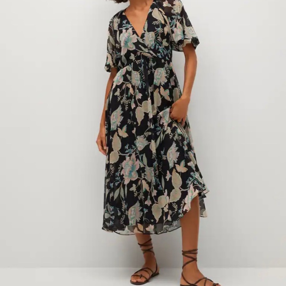 MIDI floral dress. Perfect for summer. Zips up in the back. Not worn